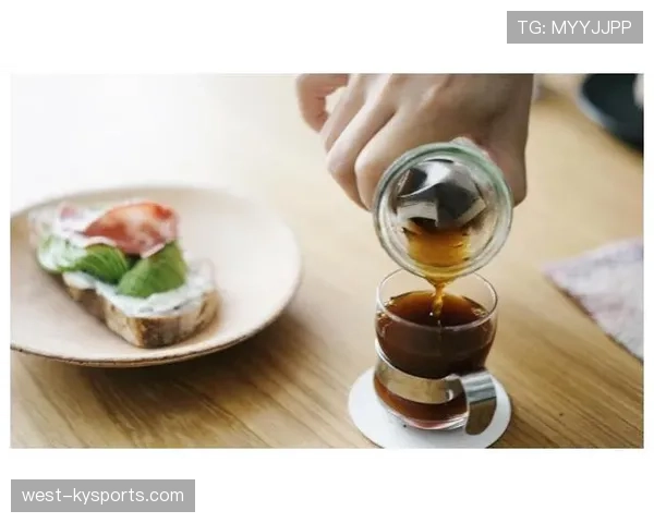 费钰婷赛后随手一杯咖啡都比我一个月工资讲究